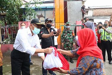 Pemerintah Indonesia terus berupaya mengurangi kemiskinan, dengan fokus pada pengembangan program bantuan sosial dan pelatihan vokasional